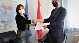 From left: Astrid Wein, the Austrian Representative in Ramallah and Karim Amer, UNRWA Director of Partnerships sign a contribution agreement for EUR 2 million in support of Palestine refugees. (UNRWA photo)