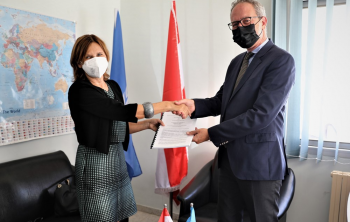 From left: Astrid Wein, the Austrian Representative in Ramallah and Karim Amer, UNRWA Director of Partnerships sign a contribution agreement for EUR 2 million in support of Palestine refugees. (UNRWA photo)